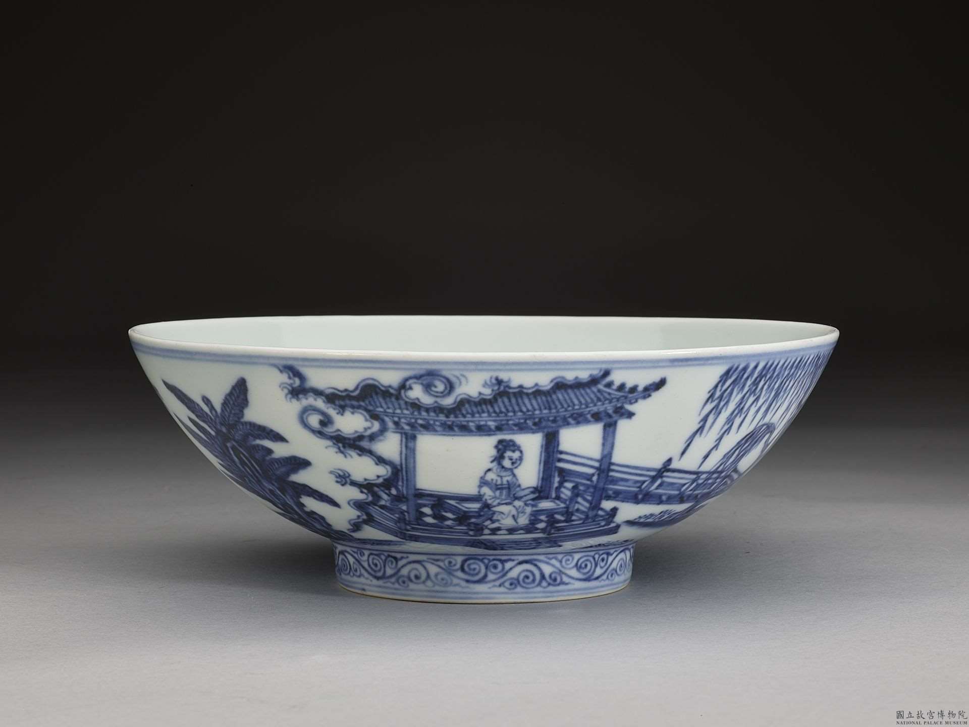 Image 3-1: Bol avec illustration en bleu sous glaçure de dames de cour et d'enfants en train de jouer (source MNP)