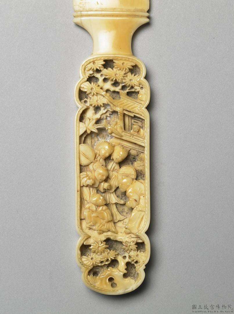 Image 4-3: Tourneur de page en ivoire avec motif répétitif de la croix gammée, détail (source MNP)