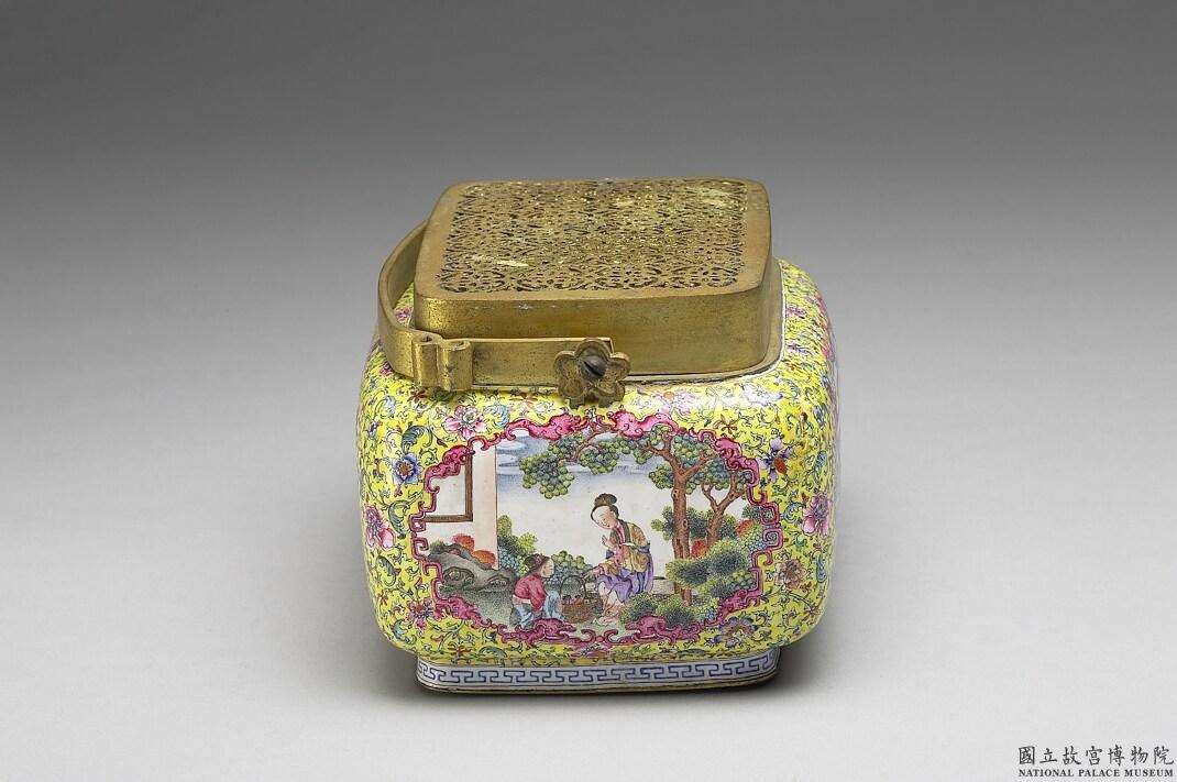 Image 1-2: Chauffe-mains en cuivre avec figures en émail peint (source MNP)