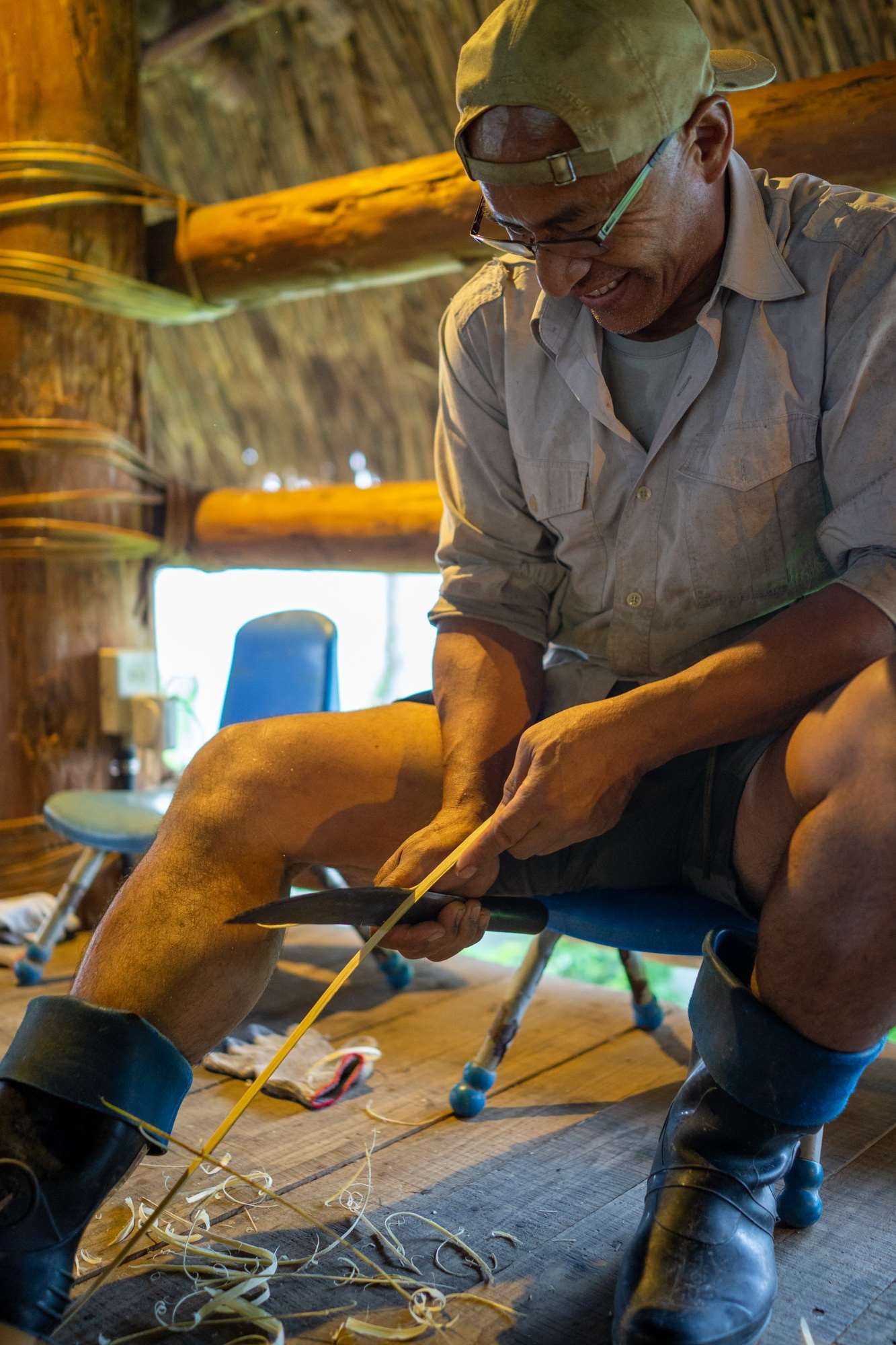 An Hsiao-ming / Mo'e Yasiyungu travaille le rotin (photo : Sasa)