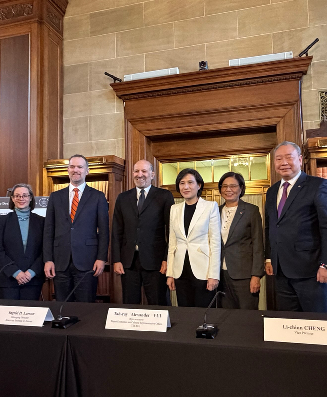 Signature du protocole d'entente sur les droits de douane entre les Etats-Unis et Taïwan autour de la vice-première ministre Cheng Li-chiun (鄭麗君) (photo fournie par le Yuan exécutif)