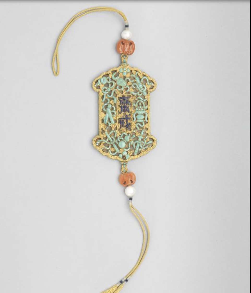 Image 2-2: Plaque d'abstinence avec incrustation de turquoise (source MNP)