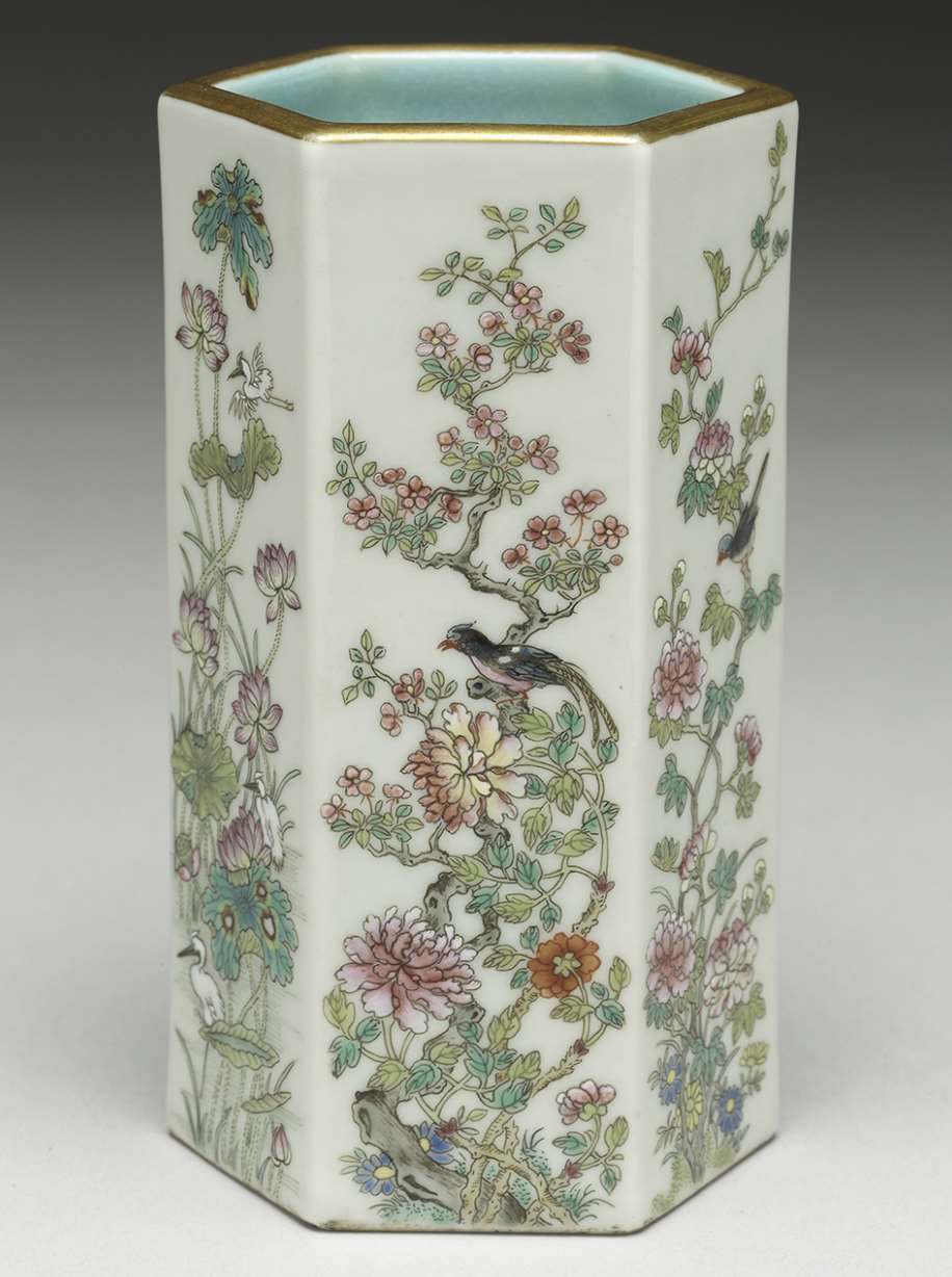 Image 4: Porte-pinceaux hexagonal à décor de fleurs et d’oiseaux en émaux de la famille rose (source MNP)