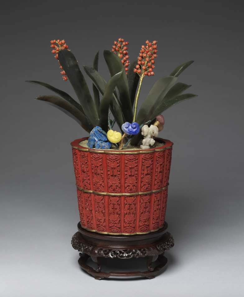 Image 3: Plante persistante ornée de pierres précieuses dans un vase en laque sculptée (source MNP)