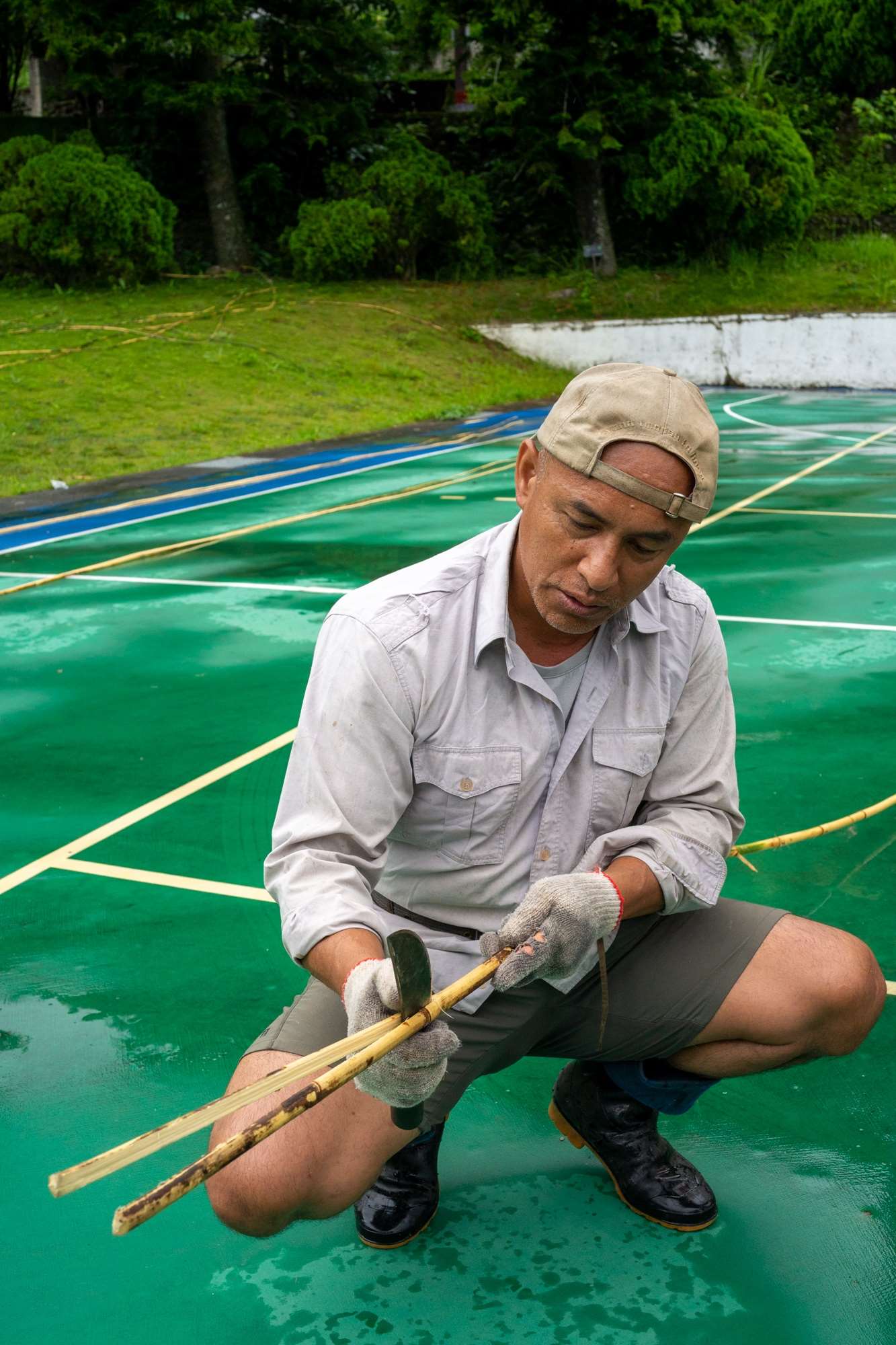 An Hsiao-ming / Mo'e Yasiyungu explique comment travailler le rotin pour en faire un matériau de construction (photo : Sasa)