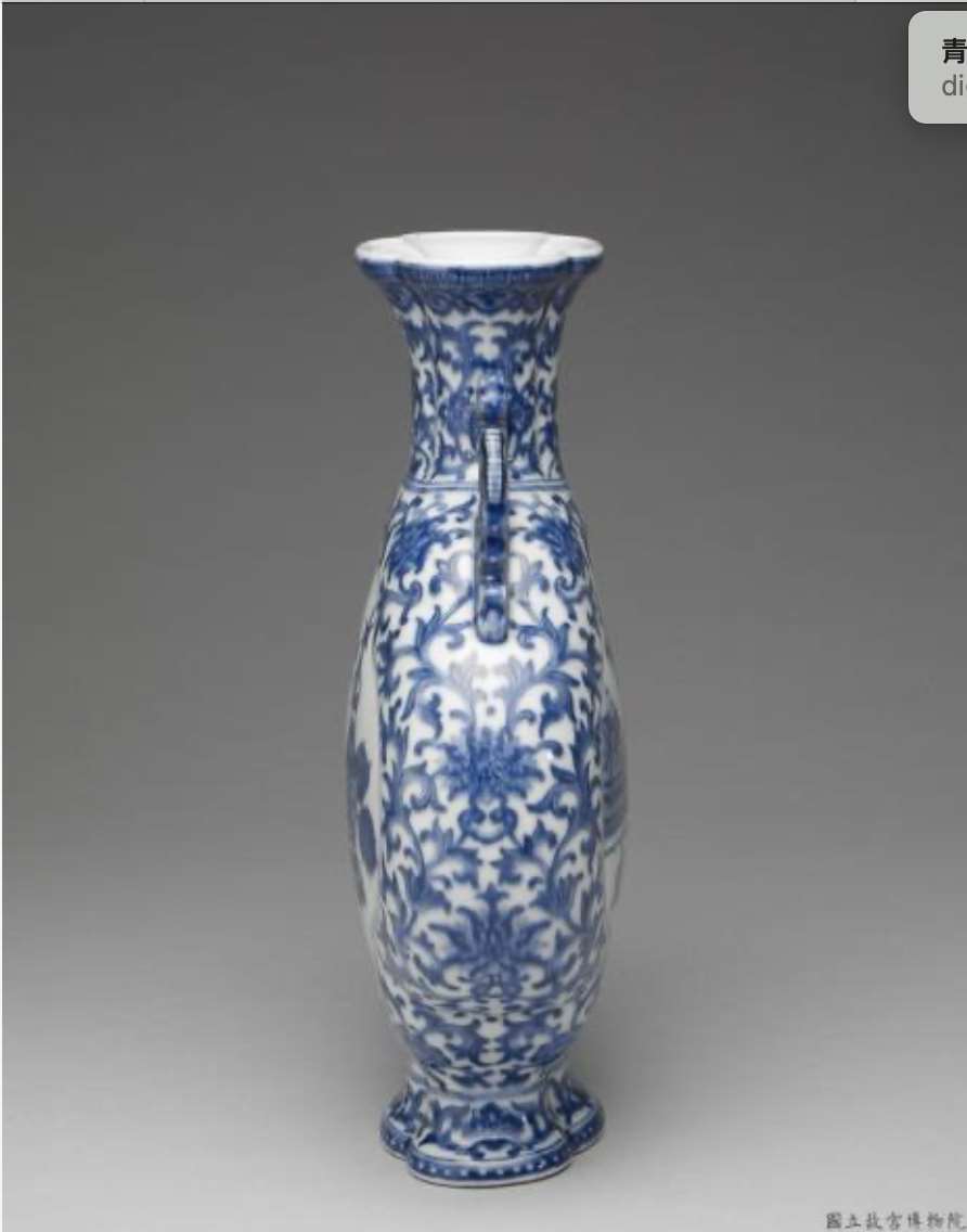 Image 2-2: Flacon à anses en forme de dragon Chi et décor d'antiquités en bleu sous couverte (source MNP)