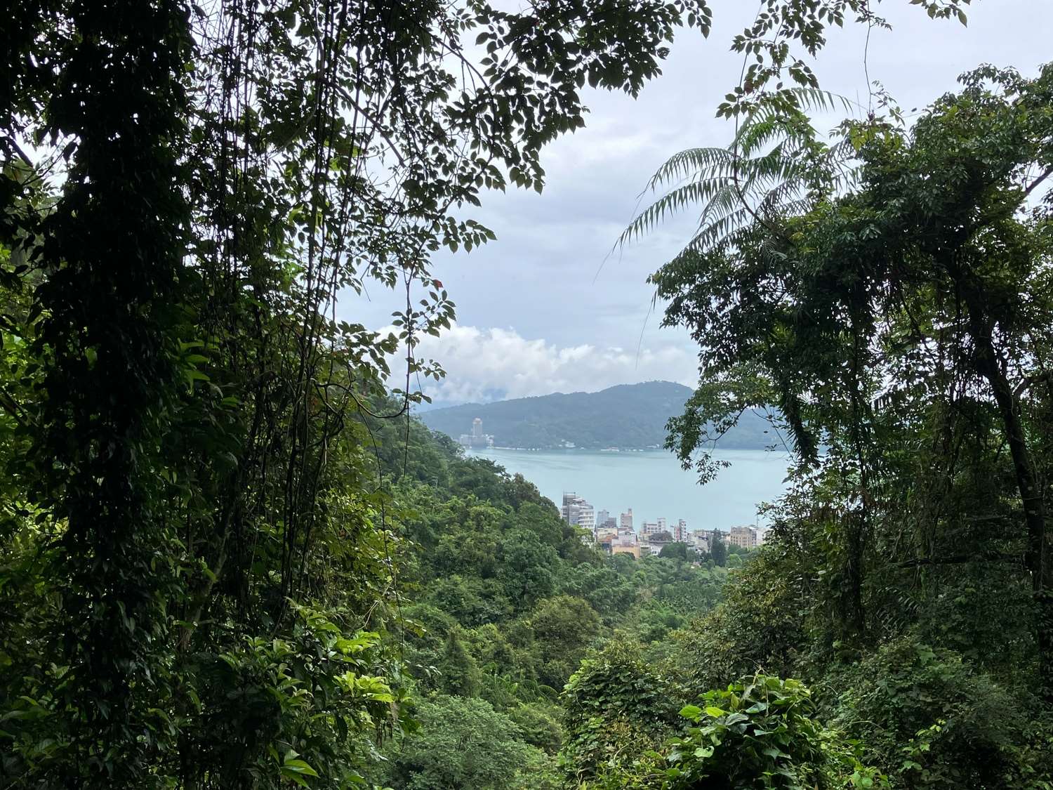 Le Lac du Soleil et de la Lune (photo : Sasa)