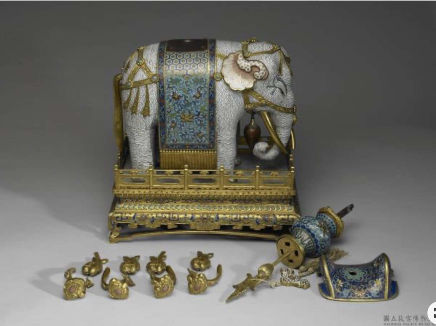 Image 1-3: Éléphant auspicieux avec vase en émail cloisonné (source MNP)
