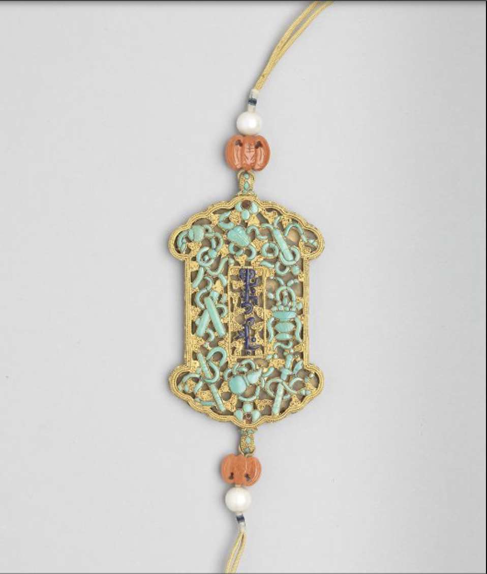 Image 2-1: Plaque d'abstinence avec incrustation de turquoise (source MNP)