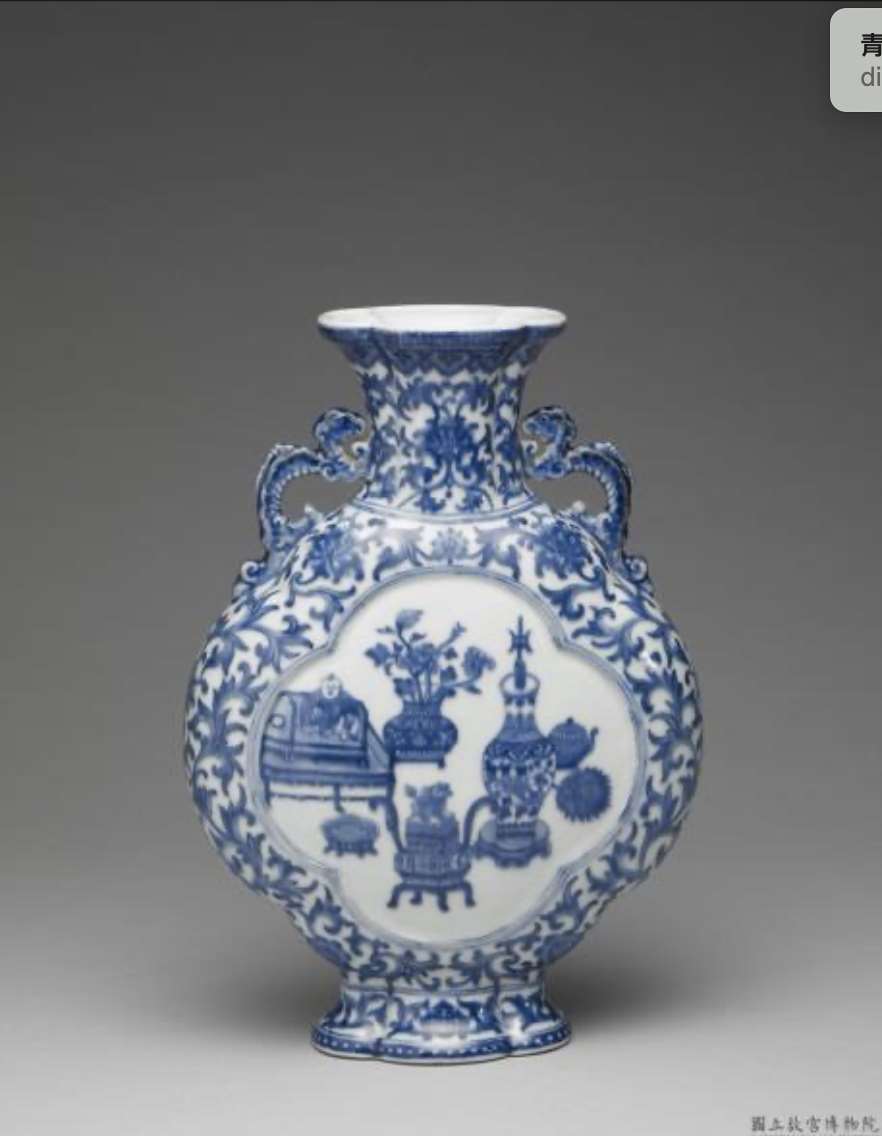 Image 2-1: Flacon à anses en forme de dragon Chi et décor d'antiquités en bleu sous couverte (source MNP)