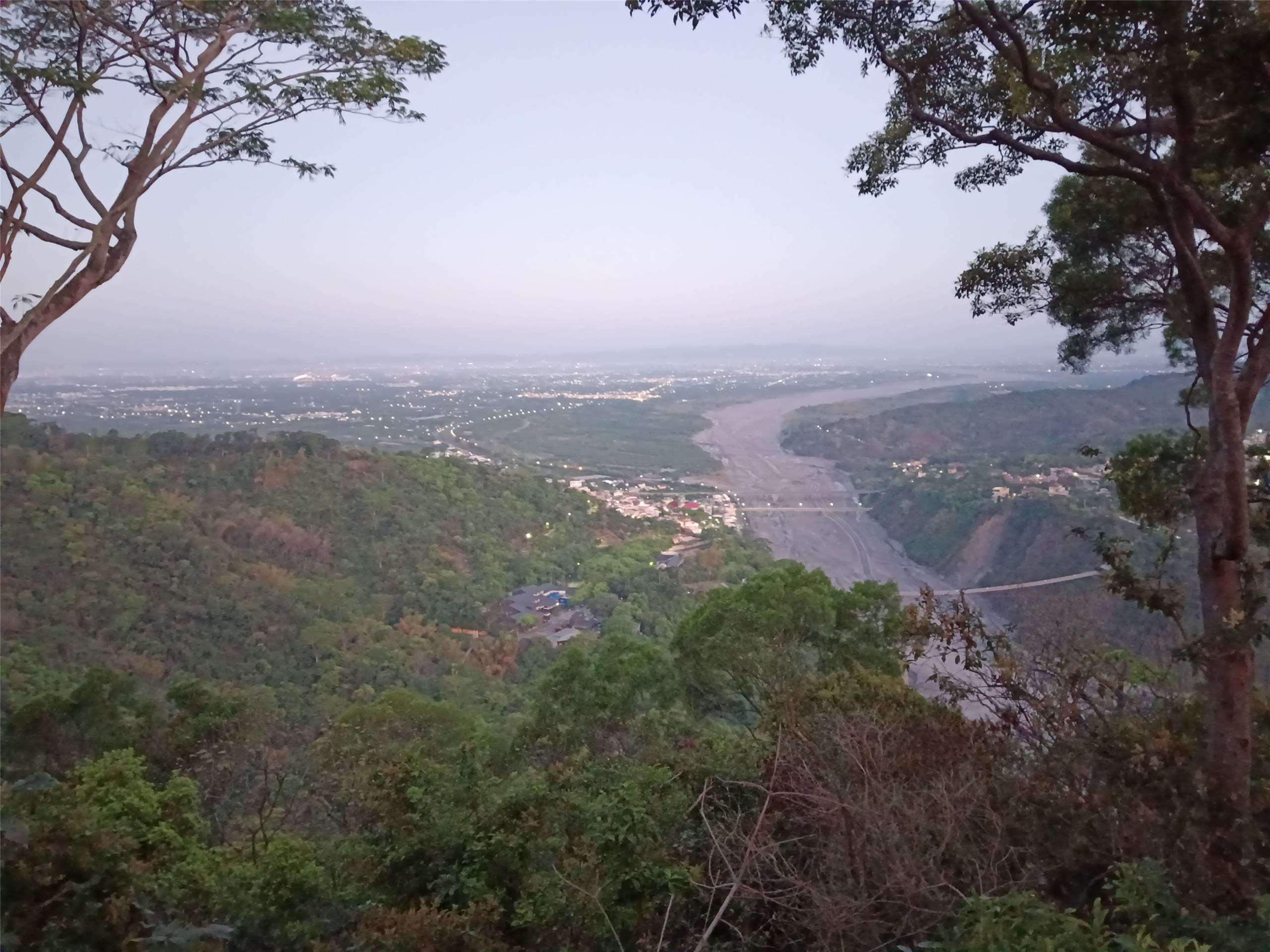 Photo prise depuis les montagnes au nord-est de la zone d'étude de Pierre Lucas et Victor Besnier, au-dessus de la rivière Ailiao dont le lit sort de la vallée montagneuse (photo fournie par Victor Besnier et Pierre Lucas ) 法語組專用 