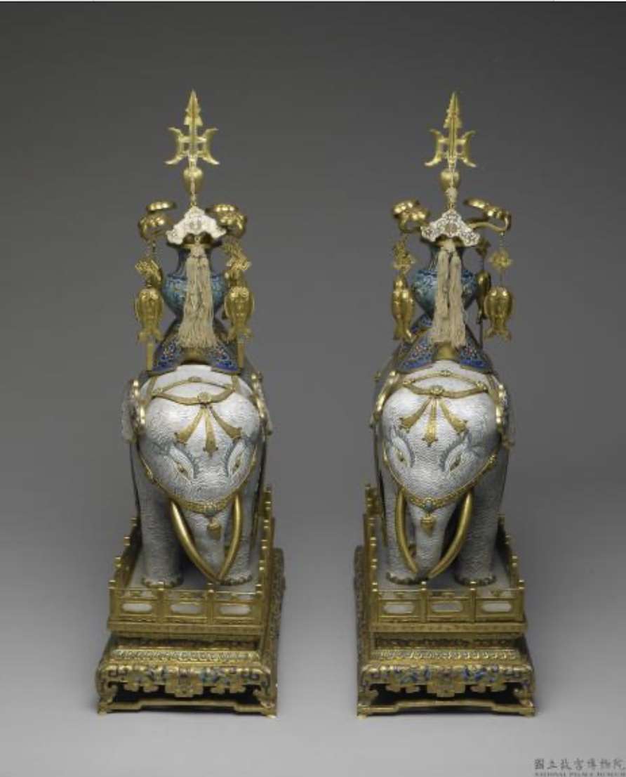 Image 1-4: Éléphant auspicieux avec vase en émail cloisonné (source MNP)