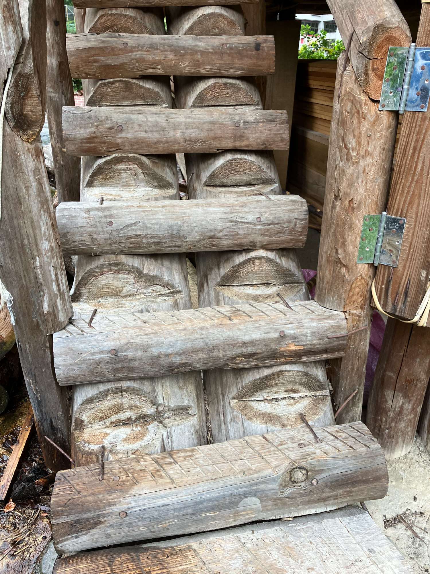 L'escalier qui monte dans le Hufu (photo : Sasa)