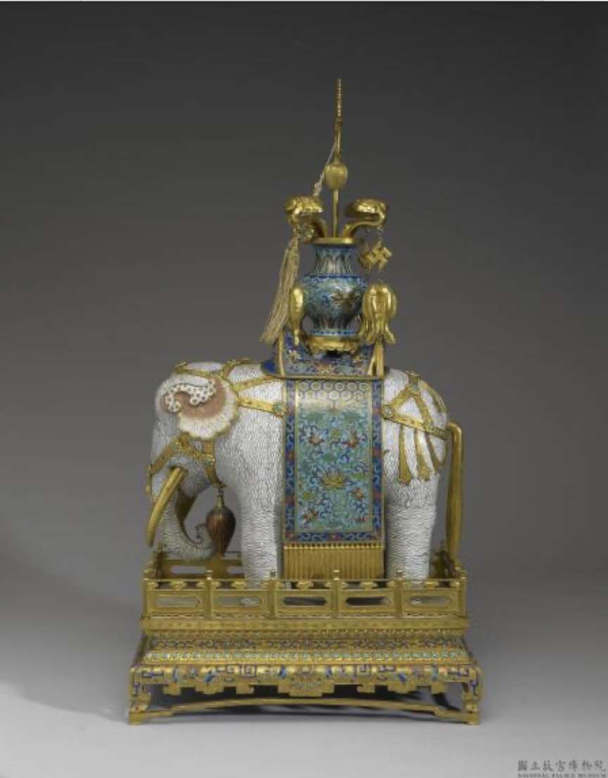 Image 1-2: Éléphant auspicieux avec vase en émail cloisonné (source MNP)