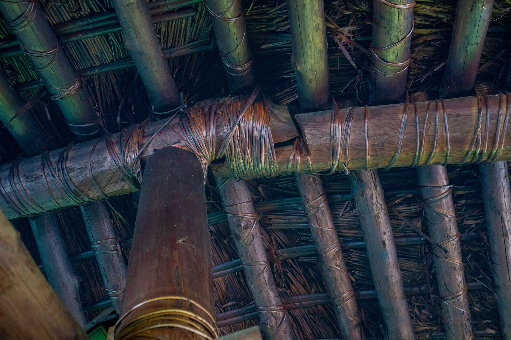 La structure en bois du Hufu est en tenons mortaises (assemblage mi-bois) et noeuds en rotin sans clous (photo : Sasa)