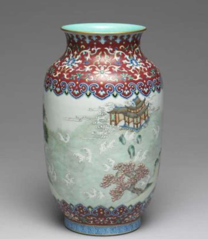 Image 3-3: Vase au motif « Haiwu tianchou » pour bénir la longévité, en émaux fencai (source MNP)
