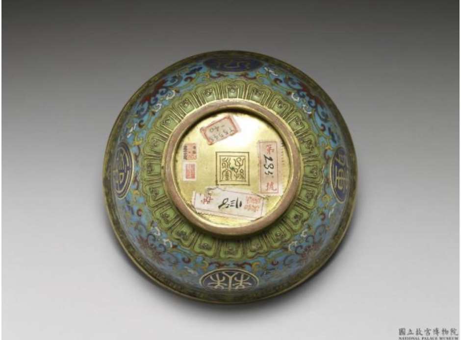 Image 4-3: Bol en émail cloisonné à inscription de longévité éternelle (source MNP)