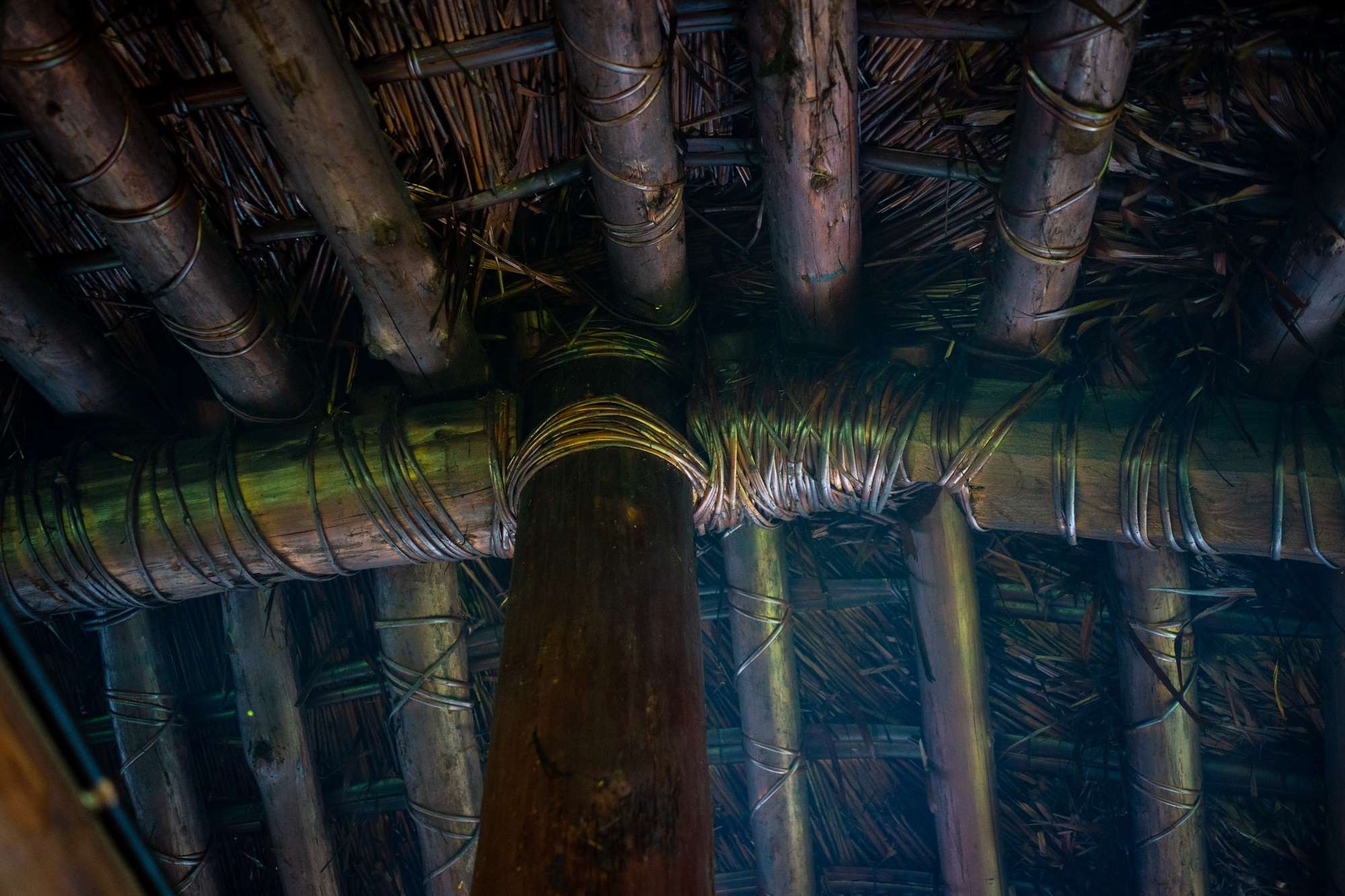 La fumée du foyer allumé tous les jours à l'intérieur du Hufu protège le bois et le rotin des insectes et de l'humidité (photo : Sasa)