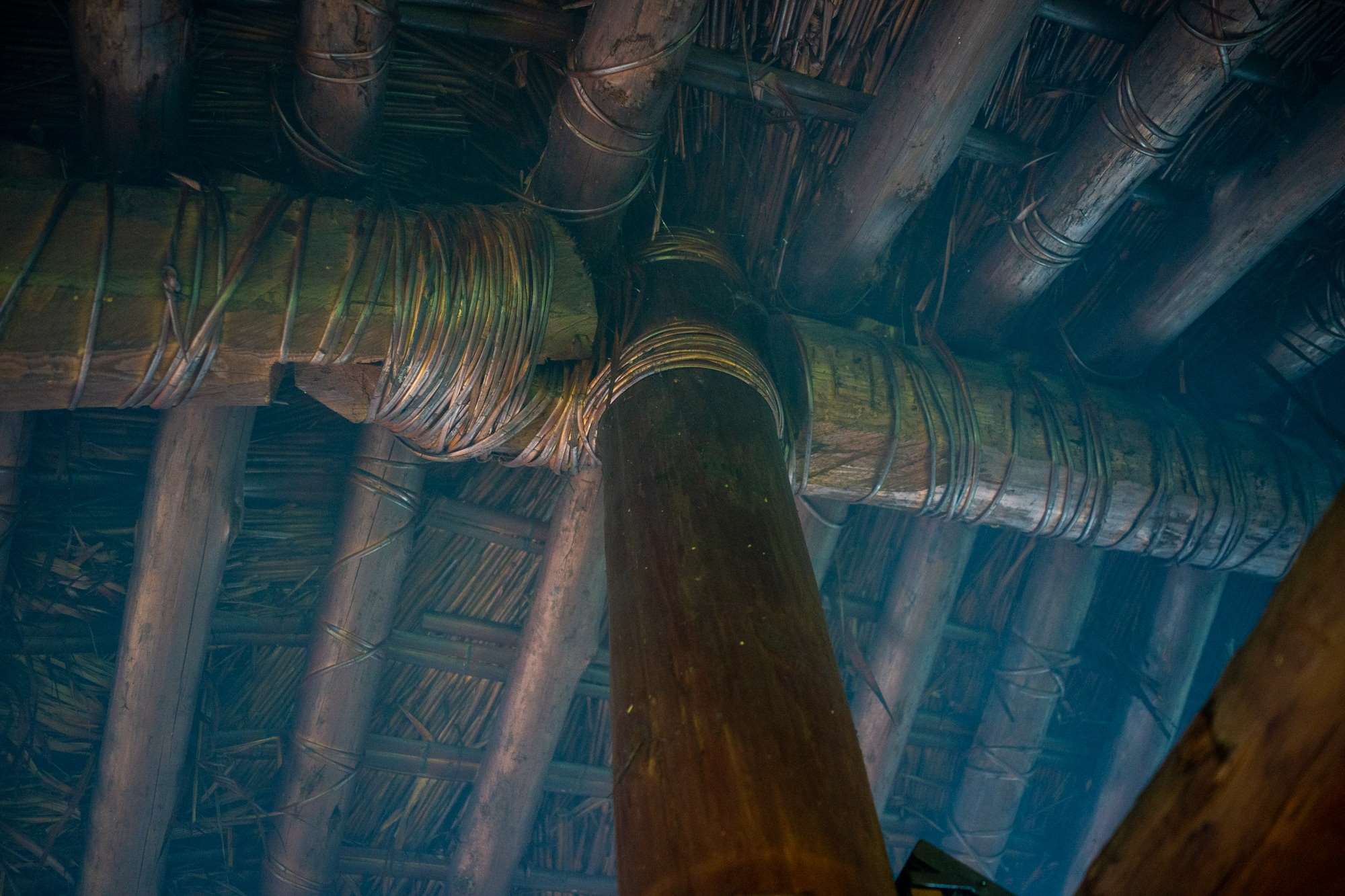 Dans le Hufu, les colonnes et poutres en assemblage mi-bois, renforcé par du rotin (photo : Sasa)