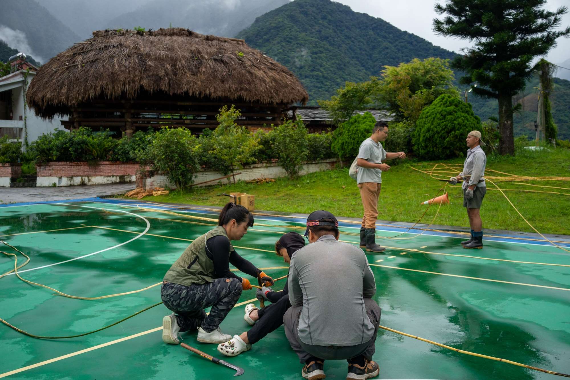 Les participants à l'atelier fendent le rotin (photo : Sasa)