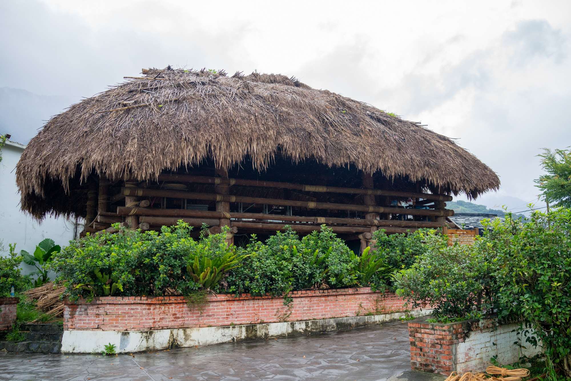 Le Hufu dans la cour de l'école de Jiumei dans le comté de Nantou (photo : Sasa)