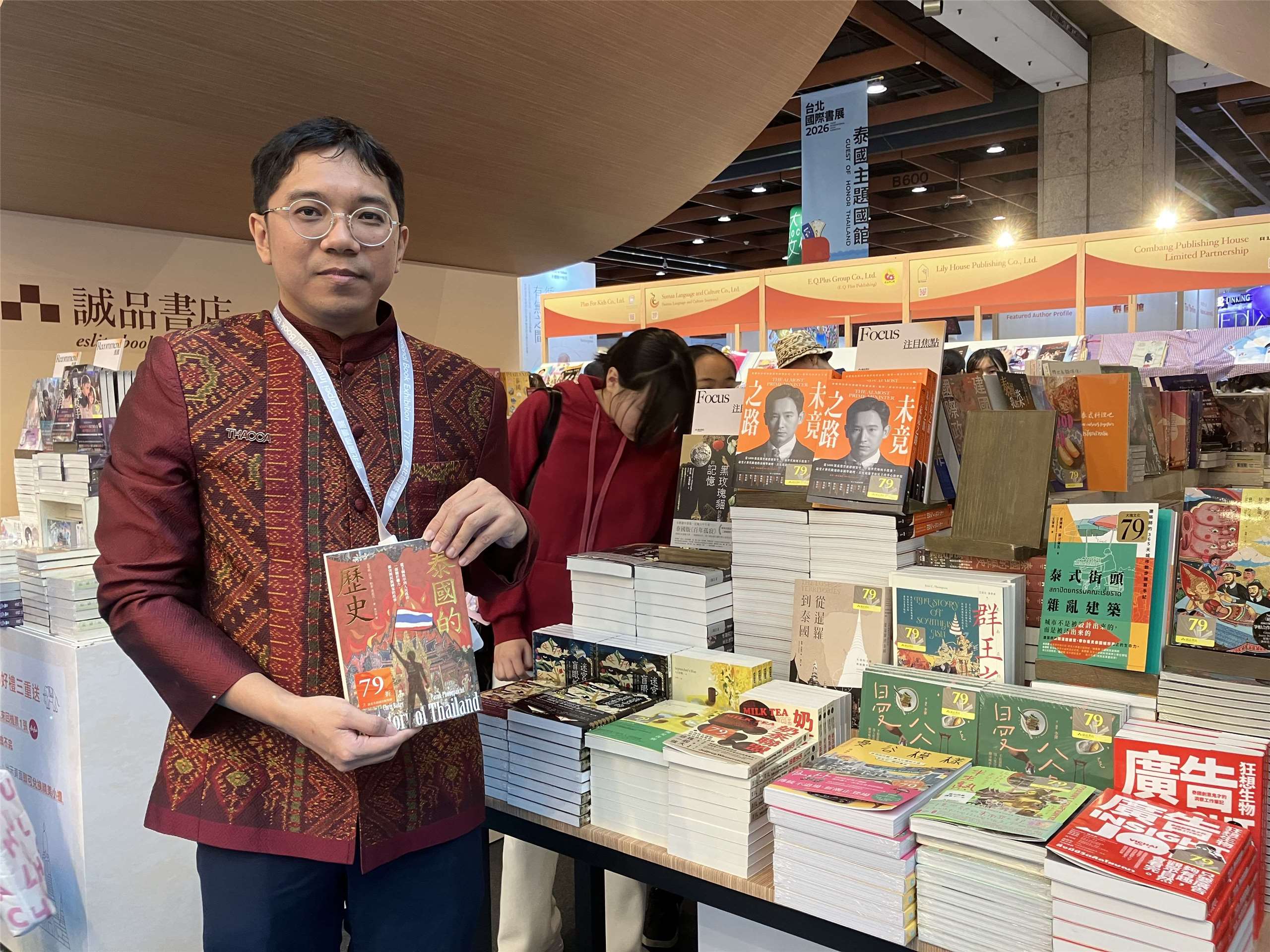 Theerapat Charoeunsuk, Secrétaire général de l'Association des éditeurs et libraires de Thaïlande, avec un livre sur l'histoire populaire de la Thaïlande traduit en mandatin à Taiwan, au TIBE 2026 (photo : Sasa/RTI)
