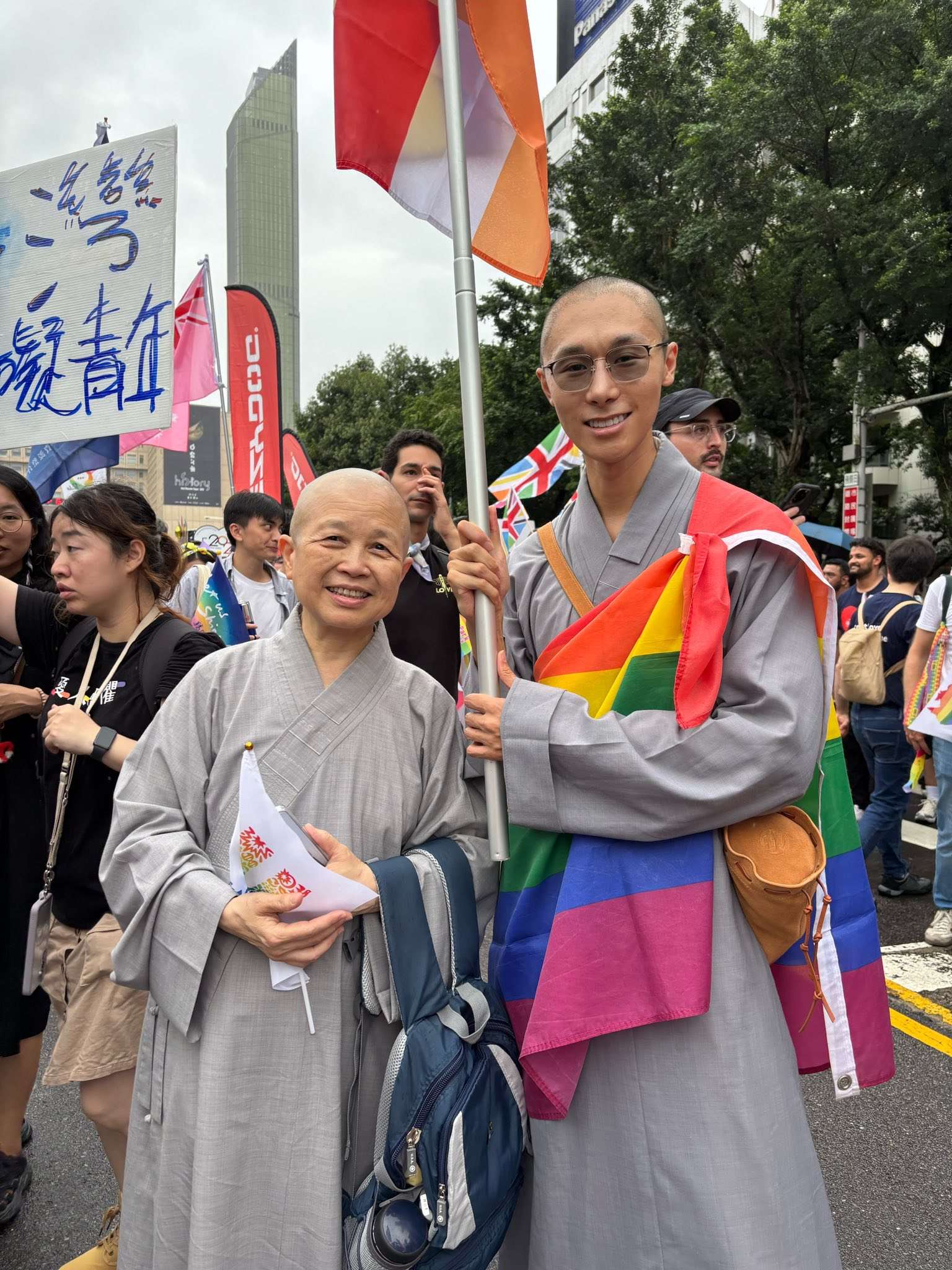 La Vénérable Chao-hwei et le moine Dengrong, qu'elle a ordonné, à la marche des fiertés 2025 (photo Facebook 釋昭慧)