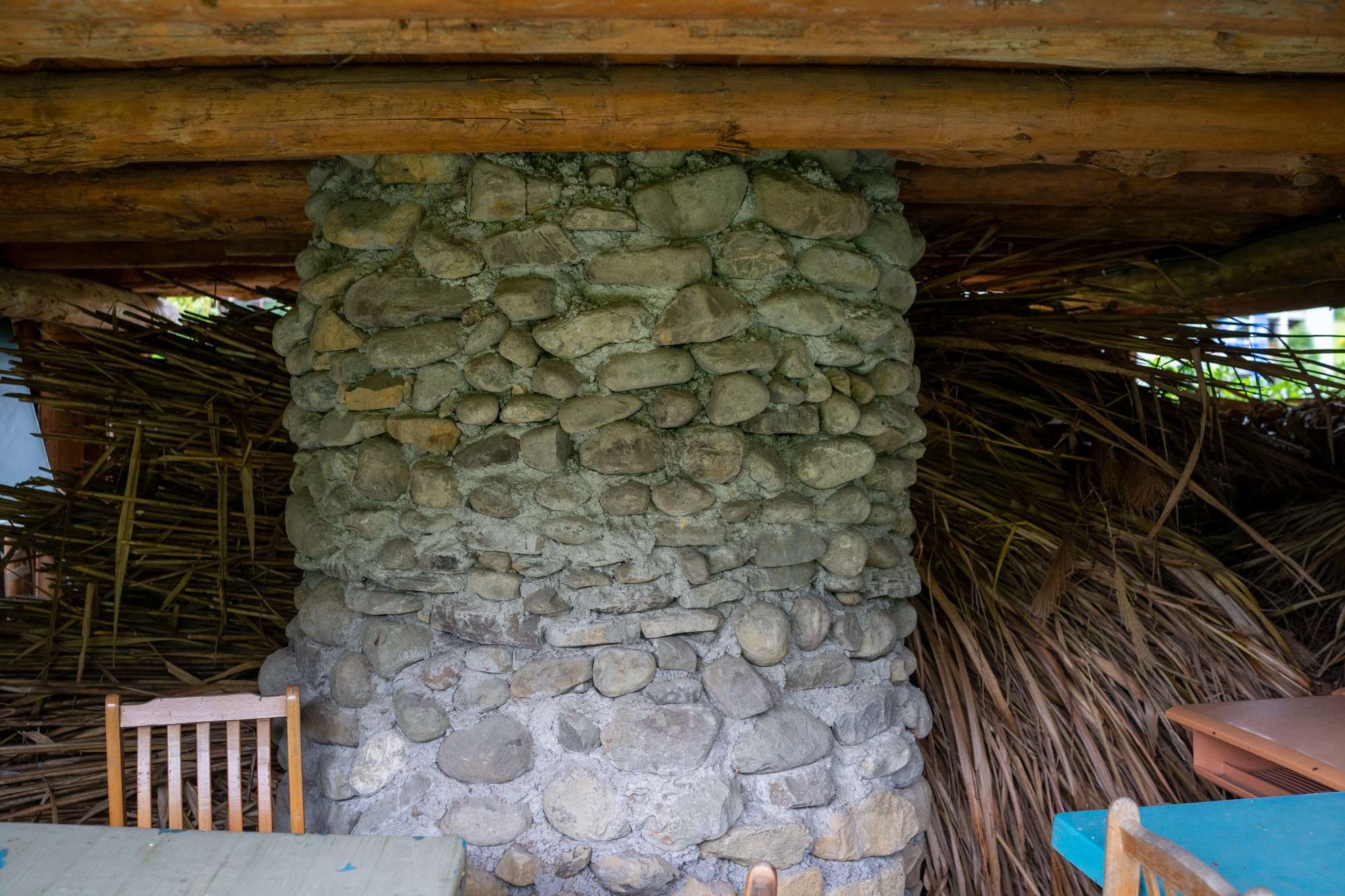 Sous le foyer, une colonne de pierre (photo : Sasa)