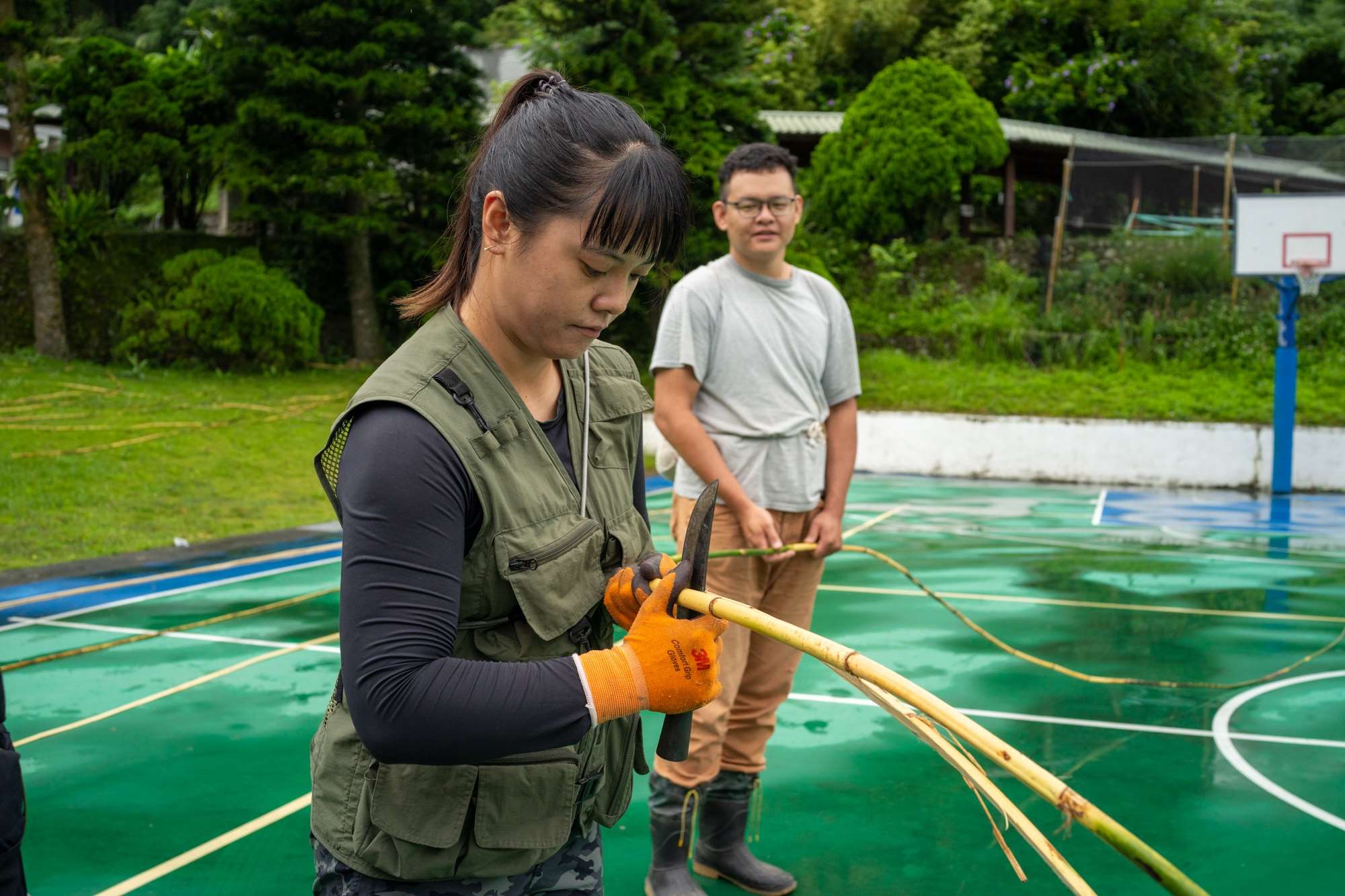 Les participants à l'atelier fendent le rotin (photo : Sasa)