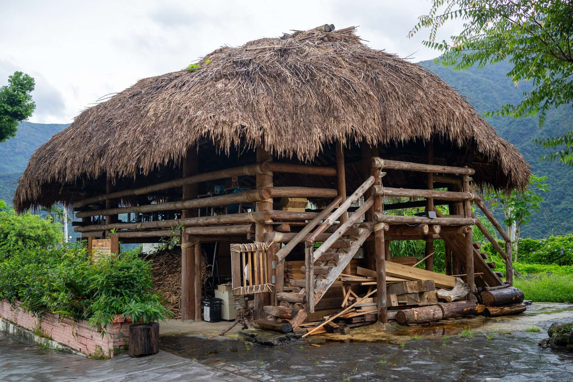 Le Hufu dans la cour d'école du village de Jiumei à Nantou (photo : Sasa)