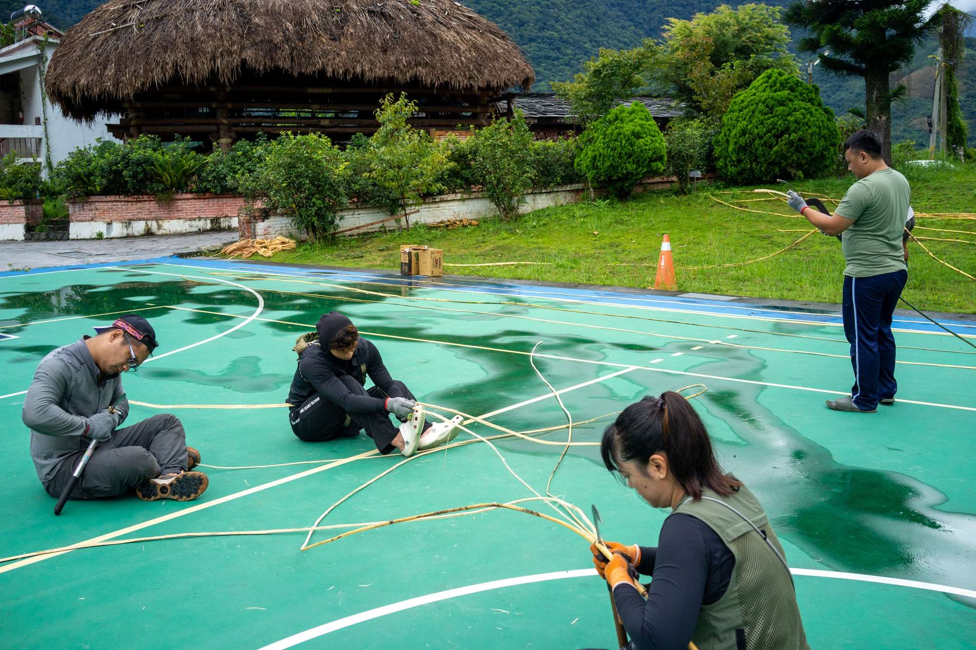 Les participants à l'atelier fendent le rotin (photo : Sasa)