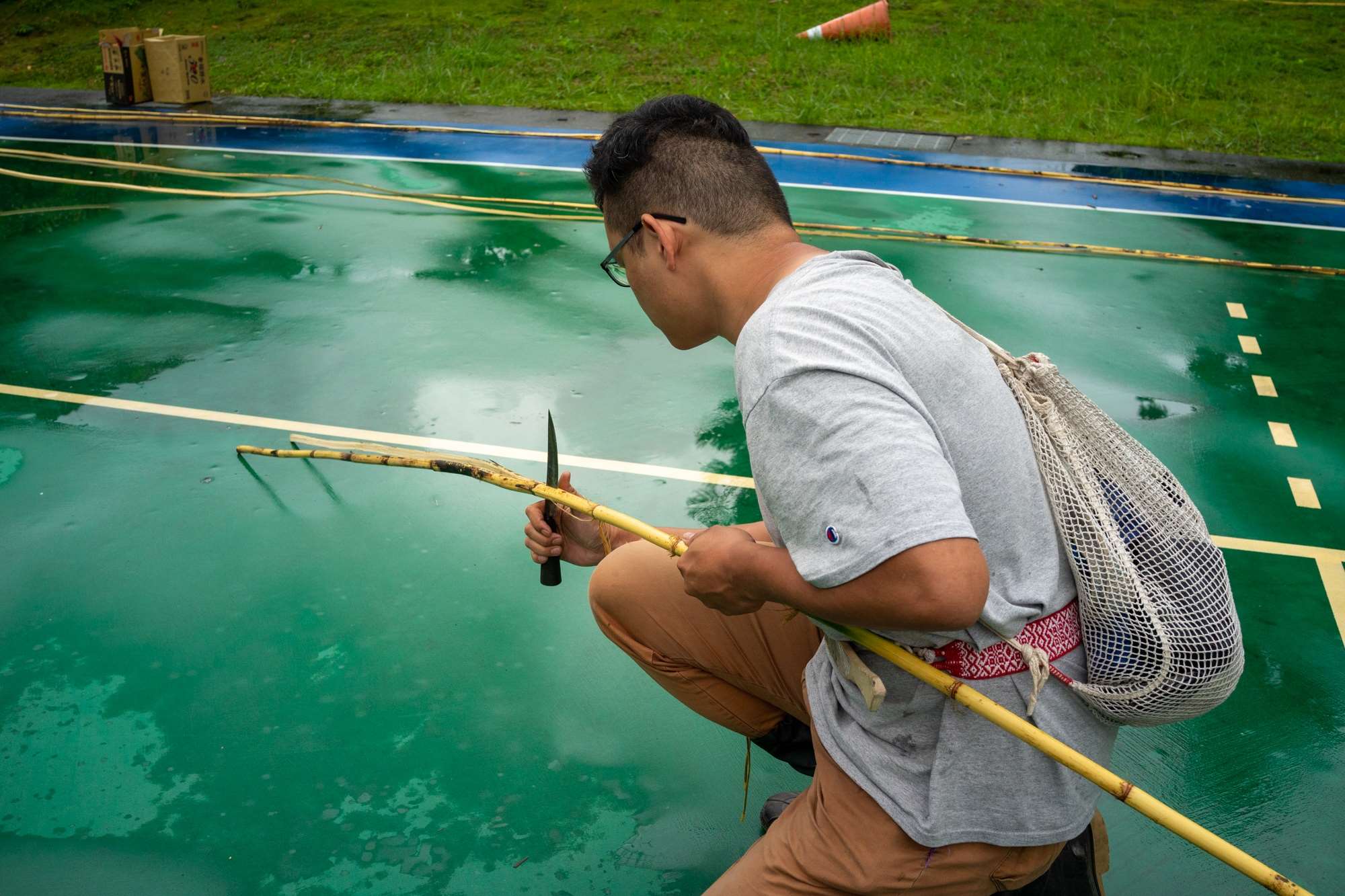 Les participants à l'atelier fendent le rotin (photo : Sasa)
