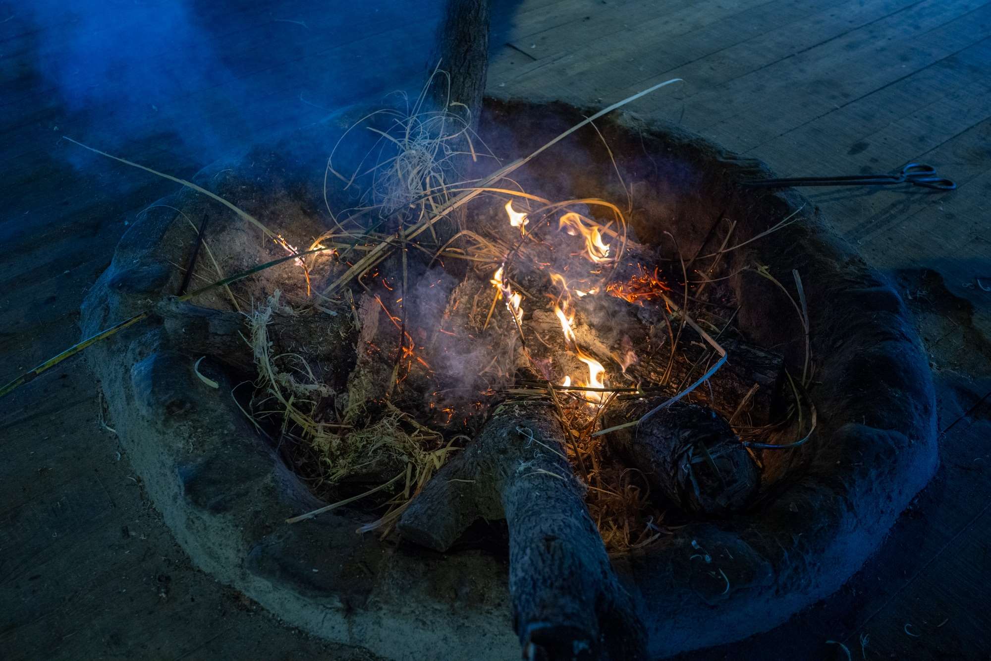 Rien ne se perd, rien ne se crée. Dans la nature, il n'y a pas de déchet, les restes de rotin permettent d'alimenter le foyer (photo : Sasa)