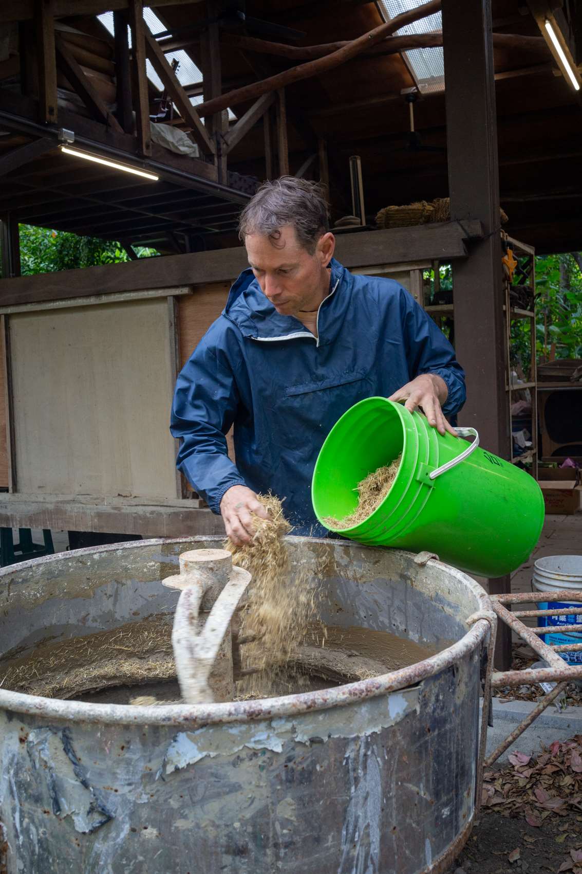 Mélange dans une mini bétonnière (photo : Sasa) 