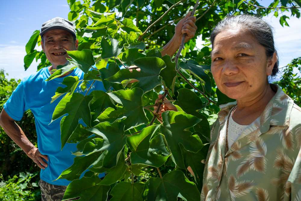 Les artistes Tuwak Tuyaw (à gauche) et Chen Shuyen (à droite) qui créent avec toutes sortes de fibres (photo : Sasa / RTI)