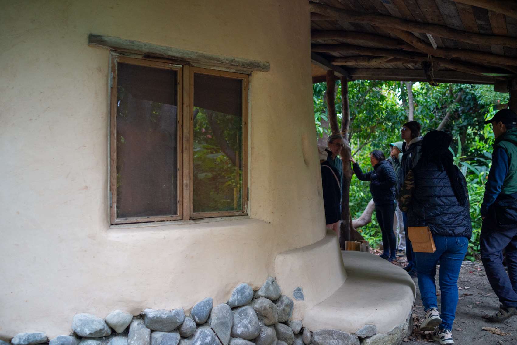 Une maison en bauge (cob) enduite lors d'un précédent stage organisé par Kyle Holzhueter à Earth Passengers à Dulan (photo : Sasa / RTI)