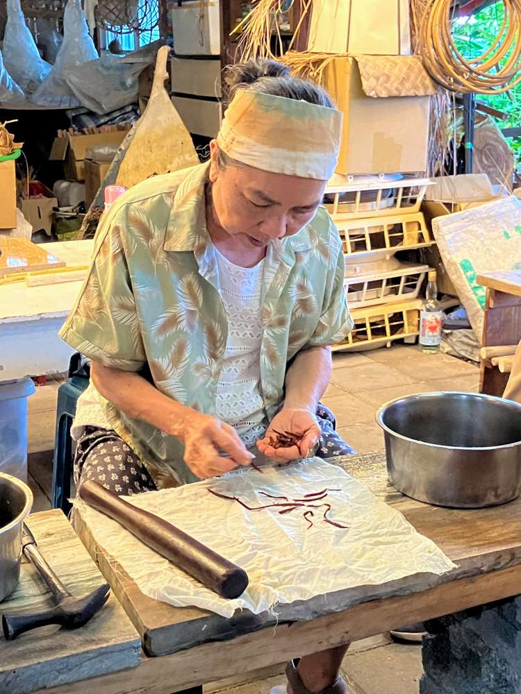 On peut utiliser directement l'igname à teinture en composant des motifs sur le tapa (photo : Sasa / RTI)