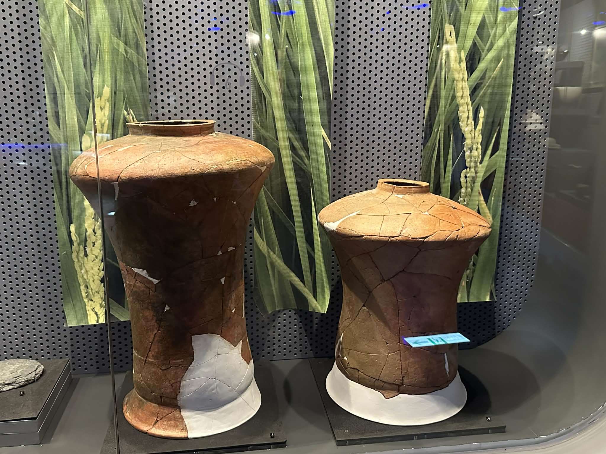 Anciennes urnes funéraires des autochtones de Taïwan, exposées au Musée de l'Archéologie, dans le sud de Taïwan (photo : Liu Pi-chen) 