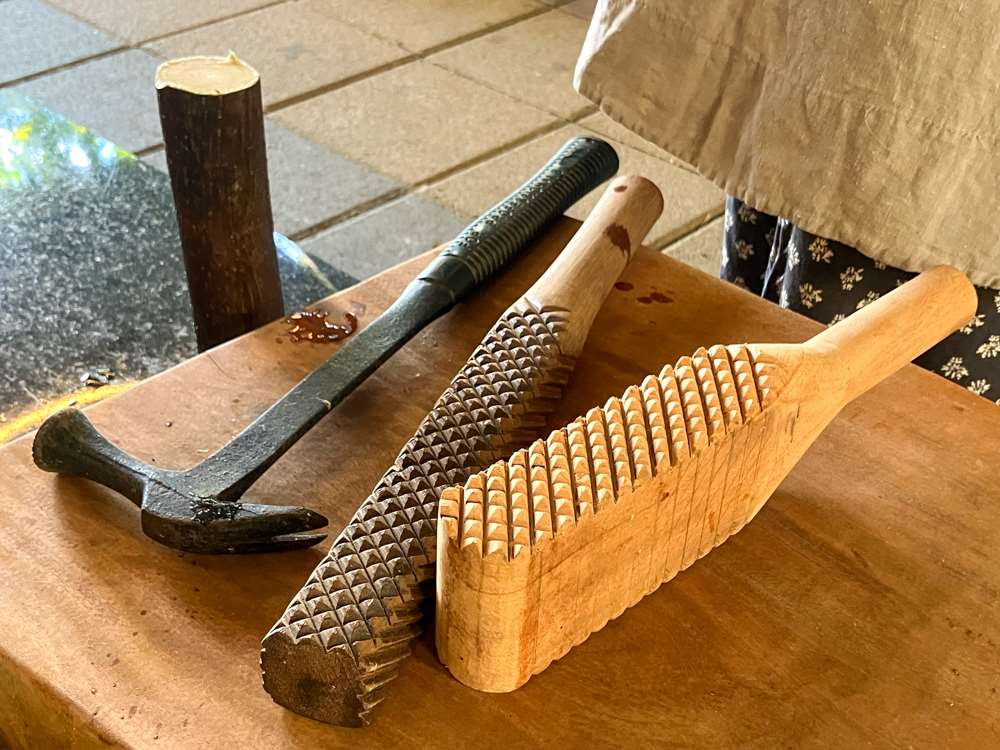 Outils pour fabriquer du tapa (photo : Sasa / RTI)