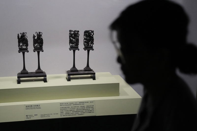 DD 故宮北院「神獸再現」展登場（2） 故宮博物院北部院區推特展「神獸再現—文物中的奇 幻生物」，攜手財團法人北港朝天宮等單位擴大展品 面向，呈現神獸文化的豐富與多樣。有民眾23日在展 場觀看北港朝天宮「祖媽神轎 四海龍王」的精緻木雕 工藝。 中央社記者徐肇昌攝　115年3月23日 