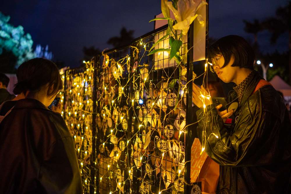 La Commémoration musicale Gongsheng (vivre ensemble) 共生音樂節 2026, qui commémore le massacre du 28 février 1947 à Taipei. Les participants pouvaient écrire et lire des témoignages (photo : Sasa/ RTI)