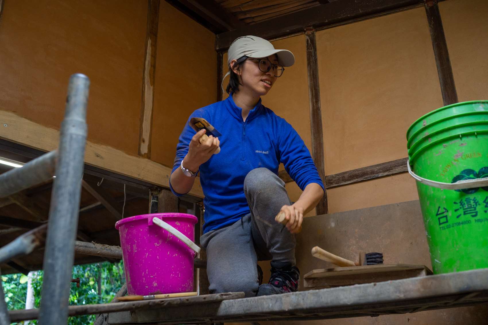 Une participante au stage en train d'enduire un mur avec un enduit de finition Otsu (photo : Sasa) 