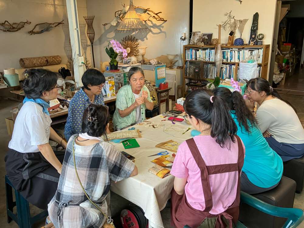 Chen Shuyen montre des livres et des exemples de motifs aux participants à l'atelier (photo : Sasa / RTI) 