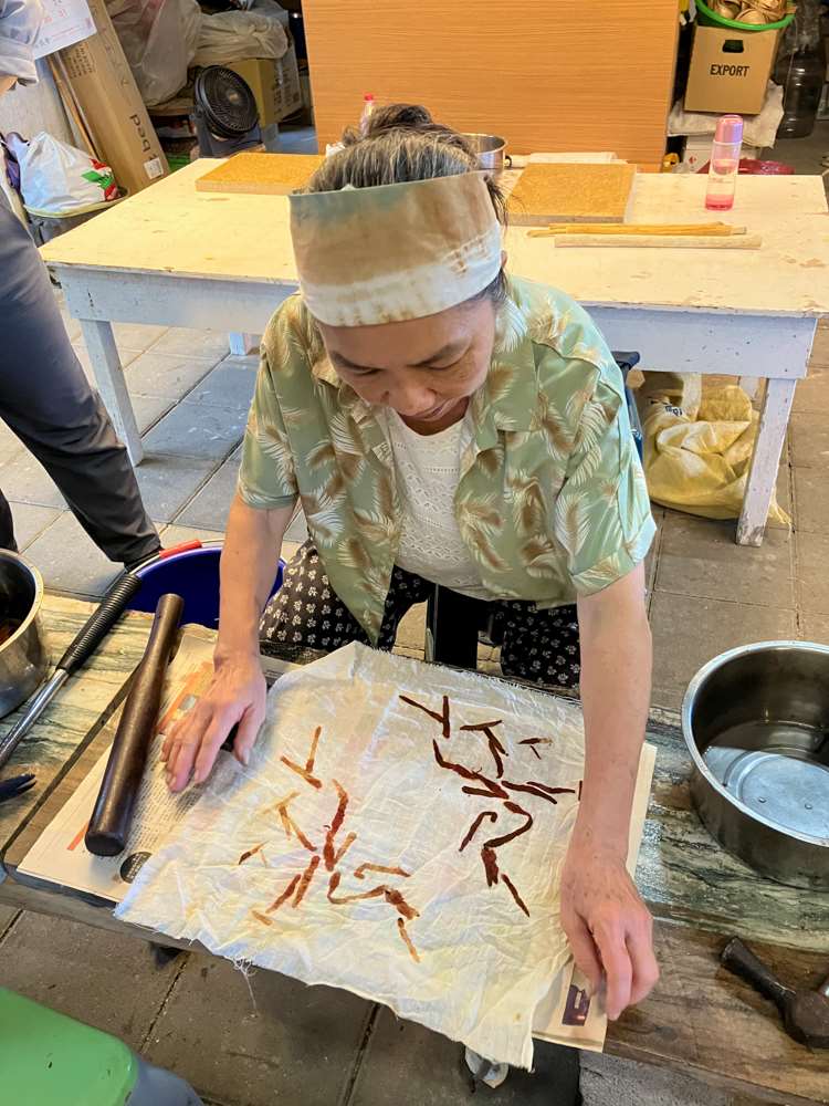 Pour obtenir la teinture lorsqu'on déplie le tapa (photo : Sasa / RTI)