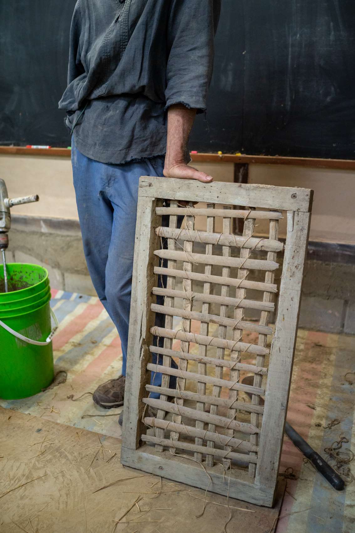 Nous avons enduit cette structure en bambou avec un torchis terre - paille (photo : Sasa) 