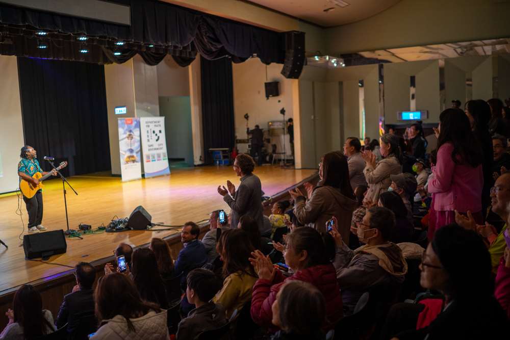 Soirée d'ouverture du Mois de la Francophonie à Taïwan le 7 mars 2026 à Taipei : standing ovation pour le musicien réunionnais Mounawar (photo : Sasa / RTI)