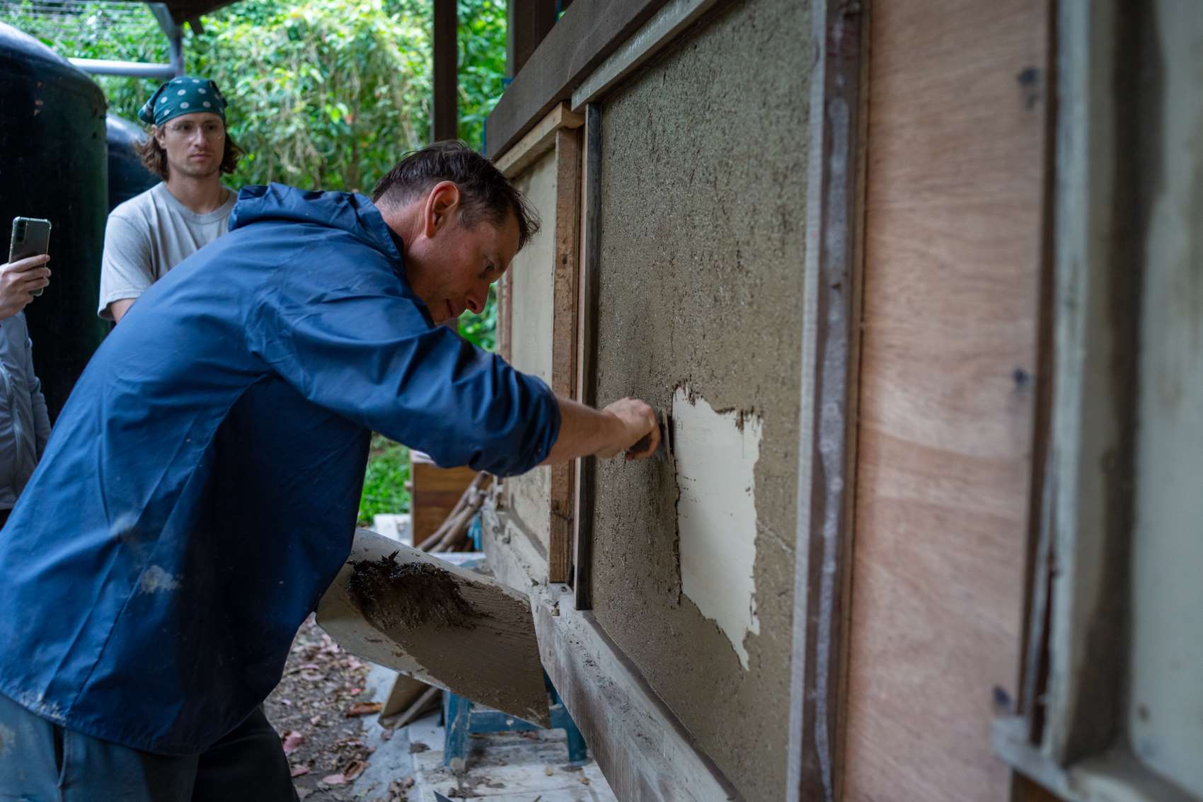 Entraînement sur un pan de mur : dans le sens de l'écruture des traits des kanjis, en terminant par le centre(photo : Sasa) 