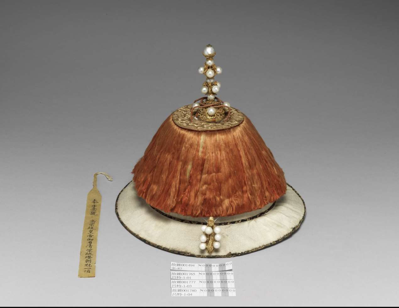 Image 5-1: Chapeau de cour d'été de l'empereur Qianlong (source MNP)