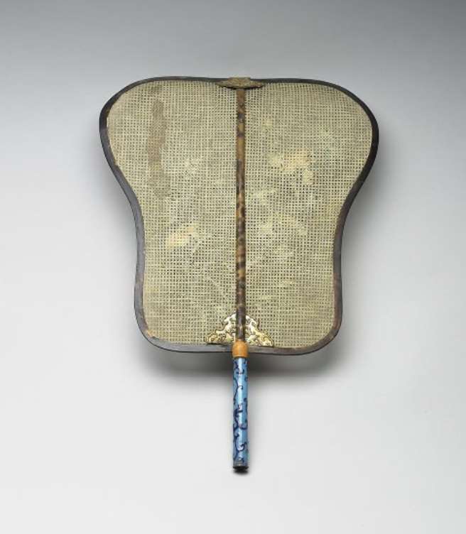 Image 4-2: Éventail en ivoire incrusté d’os à motif floral (source MNP)