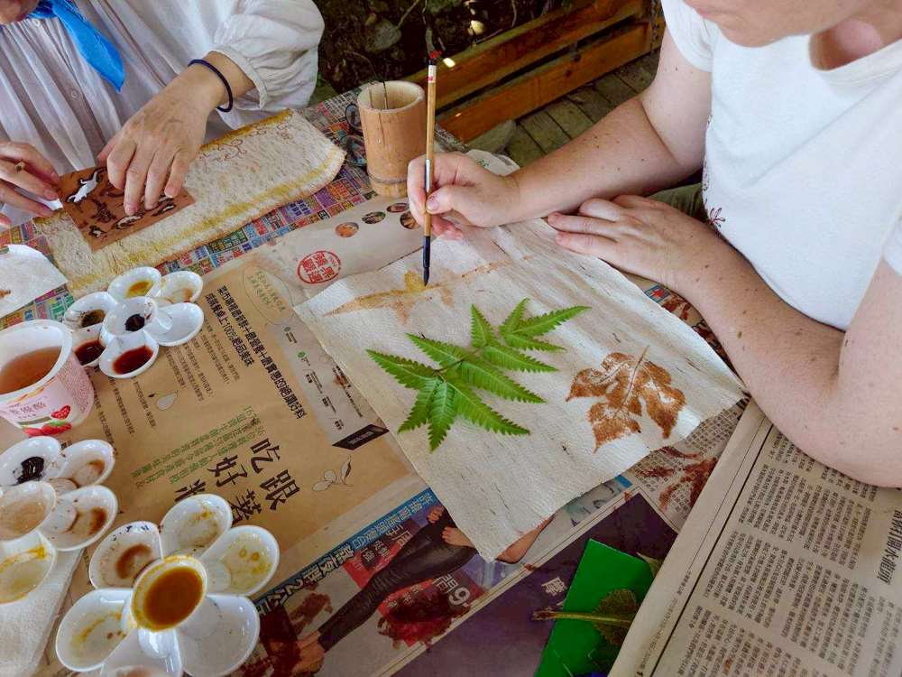 Teinture sur tapa, tissu d'écorce (photo : Studio Paterongan)